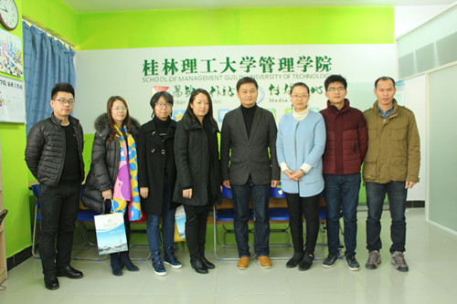 参观我院易班工作站合影